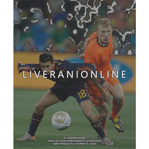 (100712) -- JOHANNESBURG, July 12, 2010 () -- Dirk Kuyt (R) of the Netherlands and Pedro of Spain vie for the ball during the World Cup final at Soccer City stadium in Johannesburg, South Africa, July 11, 2010. (/Liao Yujie) ©Photoshot/Agenzia Aldo Liverani Sas - ITALY ONLY: OLANDA - SPAGNA FINALE FIFA WORLD CUP CAMPIONATI MONDIALI SUD AFRICA 2010