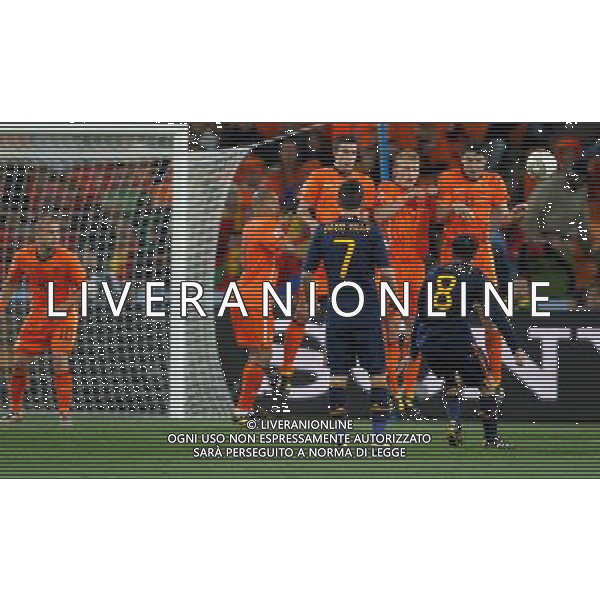 (100712) -- JOHANNESBURG, July 12, 2010 () -- Nigel De Jong, Robin Van Persie, Dirk Kuyt and Mark Van Bommel (from L2 to R) of the Netherlands defend during the World Cup final against Spain at Soccer City stadium in Johannesburg, South Africa, July 11, 2010. (/Liao Yujie) ©Photoshot/Agenzia Aldo Liverani Sas - ITALY ONLY: OLANDA - SPAGNA FINALE FIFA WORLD CUP CAMPIONATI MONDIALI SUD AFRICA 2010