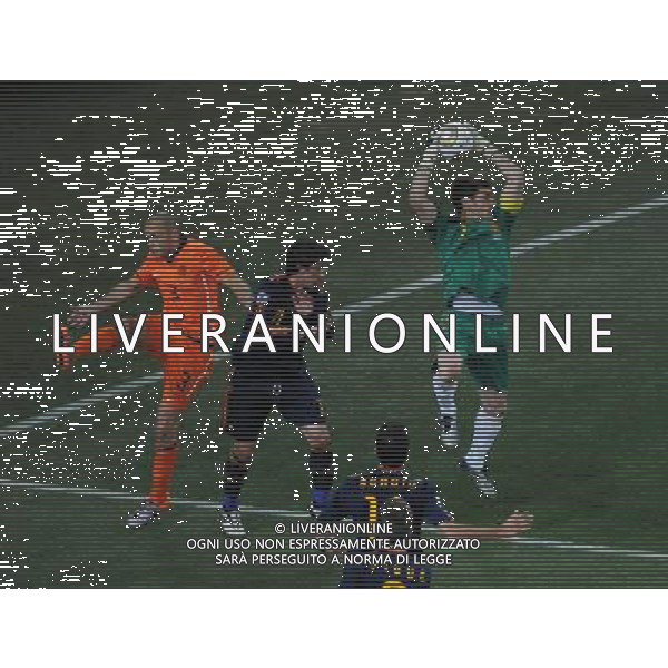 (100712) -- JOHANNESBURG, July 12, 2010 () -- Iker Casillas (R) of Spain makes a save during the World Cup final against the Netherlands at Soccer City stadium in Johannesburg, South Africa, July 11, 2010. (/Chen Haitong) ©Photoshot/Agenzia Aldo Liverani Sas - ITALY ONLY: OLANDA - SPAGNA FINALE FIFA WORLD CUP CAMPIONATI MONDIALI SUD AFRICA 2010