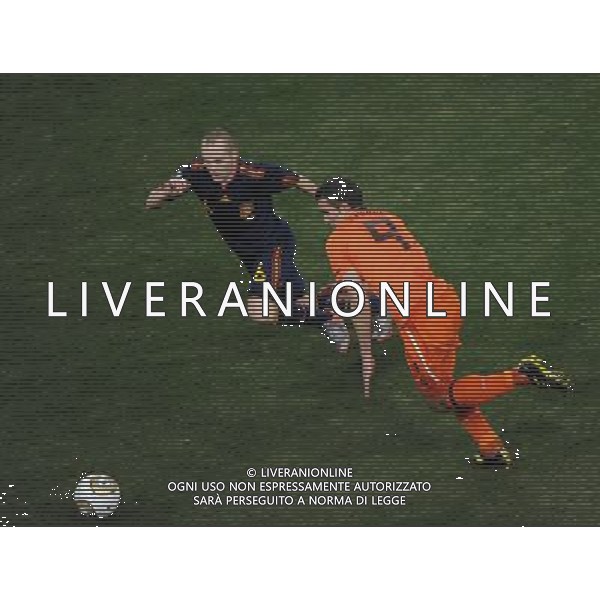 (100712) -- JOHANNESBURG, July 12, 2010 () -- Robin Van Persie (R) of the Netherlands and Andres Iniesta of Spain vie for the ball during the World Cup final at Soccer City stadium in Johannesburg, South Africa, July 11, 2010. (/Li Ga) ©Photoshot/Agenzia Aldo Liverani Sas - ITALY ONLY: OLANDA - SPAGNA FINALE FIFA WORLD CUP CAMPIONATI MONDIALI SUD AFRICA 2010
