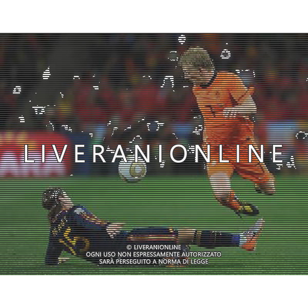 (100712) -- JOHANNESBURG, July 12, 2010 () -- Dirk Kuyt (R) of the Netherlands and Sergio Ramos of Spain vie for the ball during the World Cup final at Soccer City stadium in Johannesburg, South Africa, July 11, 2010. (/Wang Yuguo)(lb) ©Photoshot/Agenzia Aldo Liverani Sas - ITALY ONLY: OLANDA - SPAGNA FINALE FIFA WORLD CUP CAMPIONATI MONDIALI SUD AFRICA 2010
