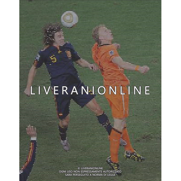 (100712) -- JOHANNESBURG, July 12, 2010 () -- Dirk Kuyt (R) of the Netherlands and Carles Puyol of Spain vie for the ball during the World Cup final at Soccer City stadium in Johannesburg, South Africa, July 11, 2010. (/Li Ga) ©Photoshot/Agenzia Aldo Liverani Sas - ITALY ONLY: OLANDA - SPAGNA FINALE FIFA WORLD CUP CAMPIONATI MONDIALI SUD AFRICA 2010