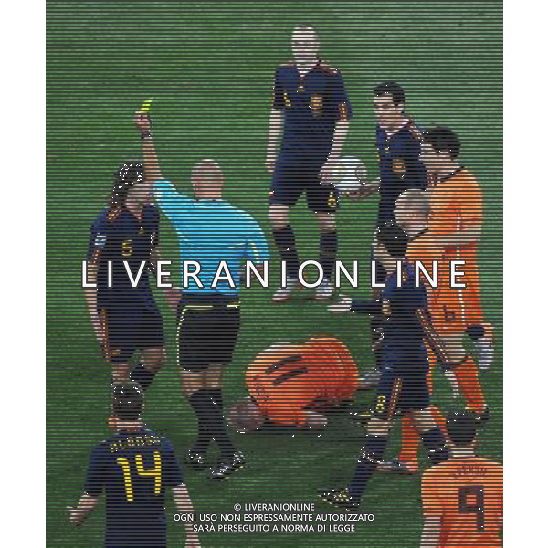 (100712) -- JOHANNESBURG, July 12, 2010 () -- Carles Puyol (L) of Spain gets a yellow card during the World Cup final against the Netherlands at Soccer City stadium in Johannesburg, South Africa, July 11, 2010. (/Li Ga) ©Photoshot/Agenzia Aldo Liverani Sas - ITALY ONLY: OLANDA - SPAGNA FINALE FIFA WORLD CUP CAMPIONATI MONDIALI SUD AFRICA 2010