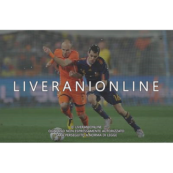 (100712) -- JOHANNESBURG, July 12, 2010 () -- Sergio Busquets (R) of Spain vies with Arjen Robben of the Netherlands during the 2010 FIFA football World Cup final match on July 11, 2010 at Soccer City stadium in Johannesburg, South Africa. (/Yang Lei)(ljq) ©Photoshot/Agenzia Aldo Liverani Sas - ITALY ONLY: OLANDA - SPAGNA FINALE FIFA WORLD CUP CAMPIONATI MONDIALI SUD AFRICA 2010