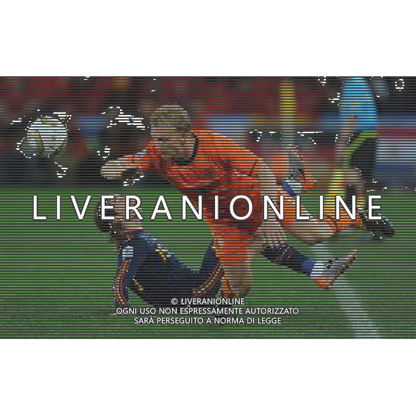 (100712) -- JOHANNESBURG, July 12, 2010 () -- Dirk Kuyt (R) of the Netherlands and Sergio Ramos of Spain vie for the ball during the World Cup final at Soccer City stadium in Johannesburg, South Africa, July 11, 2010. (/Wang Yuguo)(lb) ©Photoshot/Agenzia Aldo Liverani Sas - ITALY ONLY: OLANDA - SPAGNA FINALE FIFA WORLD CUP CAMPIONATI MONDIALI SUD AFRICA 2010
