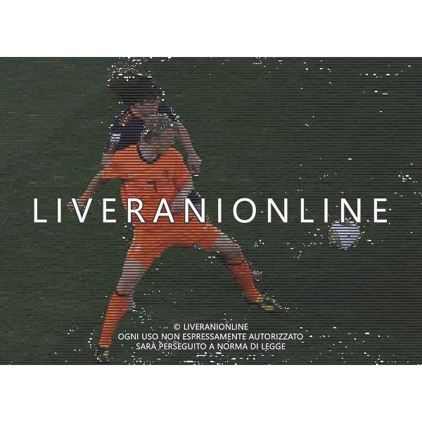 (100712) -- JOHANNESBURG, July 12, 2010 () -- Dirk Kuyt (R) of the Netherlands and Carles Puyol of Spain vie for the ball during the World Cup final at Soccer City stadium in Johannesburg, South Africa, July 11, 2010. (/Chen Haitong)(lb) ©Photoshot/Agenzia Aldo Liverani Sas - ITALY ONLY: OLANDA - SPAGNA FINALE FIFA WORLD CUP CAMPIONATI MONDIALI SUD AFRICA 2010