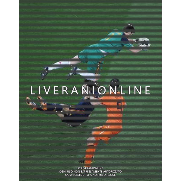 (100712) -- JOHANNESBURG, July 12, 2010 () -- Iker Casillas (top) of Spain makes a save during the World Cup final against the Netherlands at Soccer City stadium in Johannesburg, South Africa, July 11, 2010. (/Li Ga) ©Photoshot/Agenzia Aldo Liverani Sas - ITALY ONLY: OLANDA - SPAGNA FINALE FIFA WORLD CUP CAMPIONATI MONDIALI SUD AFRICA 2010