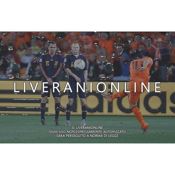 (100712) -- JOHANNESBURG, July 12, 2010 () -- Xavi (L) and Andres Iniesta (C) of Spain defend as Wesley Sneijder of the Netherlands kicks the ball during the World Cup final at Soccer City stadium in Johannesburg, South Africa, July 11, 2010. (/Liao Yujie) ©Photoshot/Agenzia Aldo Liverani Sas - ITALY ONLY: OLANDA - SPAGNA FINALE FIFA WORLD CUP CAMPIONATI MONDIALI SUD AFRICA 2010