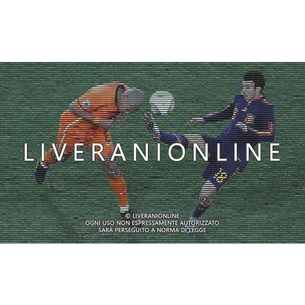 (100712) -- JOHANNESBURG, July 12, 2010 () -- Pedro of Spain vies with Nigel De Jong (L) of the Netherlands during the 2010 FIFA football World Cup final soccer match on July 11, 2010 at Soccer City stadium in Johannesburg, South Africa. (/Xing Guangli)(ljq) ©Photoshot/Agenzia Aldo Liverani Sas - ITALY ONLY: OLANDA - SPAGNA FINALE FIFA WORLD CUP CAMPIONATI MONDIALI SUD AFRICA 2010