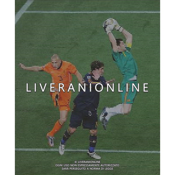 (100712) -- JOHANNESBURG, July 12, 2010 () -- Iker Casillas (top) of Spain makes a save during the World Cup final against the Netherlands at Soccer City stadium in Johannesburg, South Africa, July 11, 2010. (/Li Ga) ©Photoshot/Agenzia Aldo Liverani Sas - ITALY ONLY: OLANDA - SPAGNA FINALE FIFA WORLD CUP CAMPIONATI MONDIALI SUD AFRICA 2010