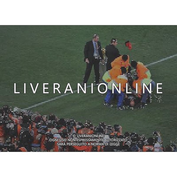 (100712) -- JOHANNESBURG, July 12, 2010 () -- Security men catch a fan attempting to fetch the trophy before the World Cup final between the Netherlands and Spain at Soccer City stadium in Johannesburg, South Africa, July 11, 2010. (/Xu Suhui) ©Photoshot/Agenzia Aldo Liverani Sas - ITALY ONLY: OLANDA - SPAGNA FINALE FIFA WORLD CUP CAMPIONATI MONDIALI SUD AFRICA 2010