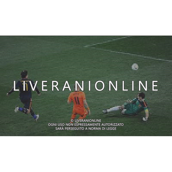 (100712) -- JOHANNESBURG, July 12, 2010 () -- Arjen Robben (C) of the Netherlands fails to score during the World Cup final against Spain at Soccer City stadium in Johannesburg, South Africa, July 11, 2010. (/Li Ga) ©Photoshot/Agenzia Aldo Liverani Sas - ITALY ONLY: OLANDA - SPAGNA FINALE FIFA WORLD CUP CAMPIONATI MONDIALI SUD AFRICA 2010