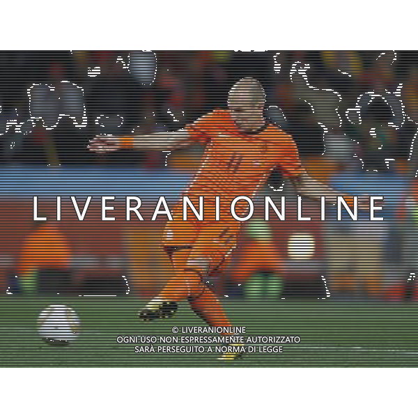 (100712) -- JOHANNESBURG, July 12, 2010 () -- Arjen Robben of the Netherlands kicks the ball during the World Cup final against Spain at Soccer City stadium in Johannesburg, South Africa, July 11, 2010. (/Liao Yujie) ©Photoshot/Agenzia Aldo Liverani Sas - ITALY ONLY: OLANDA - SPAGNA FINALE FIFA WORLD CUP CAMPIONATI MONDIALI SUD AFRICA 2010