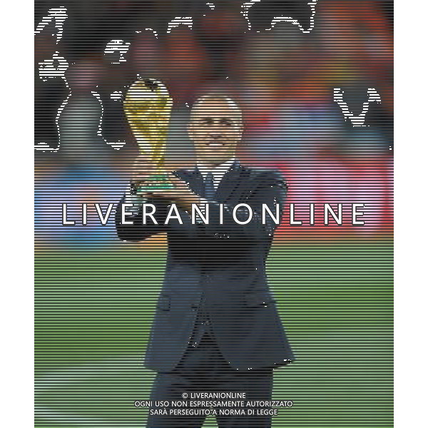 (100712) -- JOHANNESBURG, July 12, 2010 () -- Italian footballer Fabio Cannavaro, captain of the 2006 World Cup winning team, shows the World Cup trophy before the 2010 FIFA football World Cup final match between the Netherlands and Spain on July 11, 2010 at Soccer City stadium in Johannesburg, South Africa. (/Guo Yong)(ljq) ©Photoshot/Agenzia Aldo Liverani Sas - ITALY ONLY: OLANDA - SPAGNA FINALE FIFA WORLD CUP CAMPIONATI MONDIALI SUD AFRICA 2010