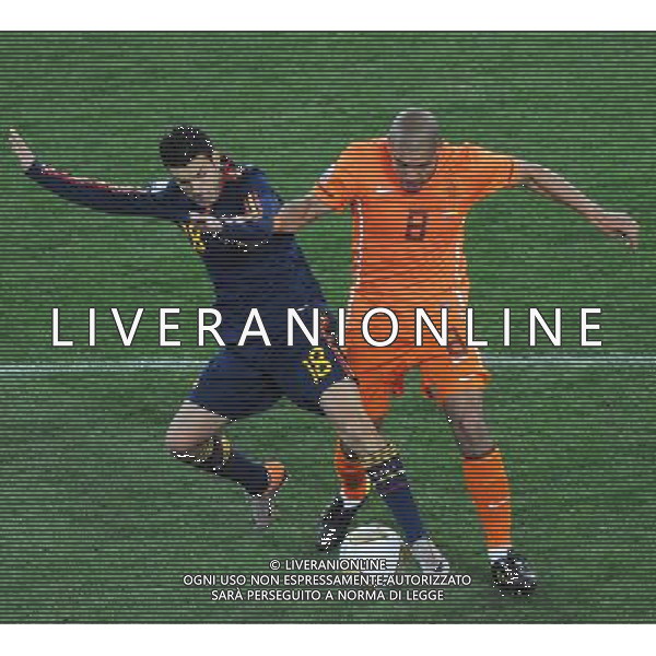 (100712) -- JOHANNESBURG, July 12, 2010 () -- Nigel De Jong (R) of the Netherlands and Pedro of Spain vie for the ball during the World Cup final at Soccer City stadium in Johannesburg, South Africa, July 11, 2010. (/Li Ga) ©Photoshot/Agenzia Aldo Liverani Sas - ITALY ONLY: OLANDA - SPAGNA FINALE FIFA WORLD CUP CAMPIONATI MONDIALI SUD AFRICA 2010