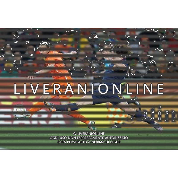 (100712) -- JOHANNESBURG, July 12, 2010 () -- Mark Van Bommel (L) of the Netherlands and Carles Puyol of Spain vie for the ball during the World Cup final at Soccer City stadium in Johannesburg, South Africa, July 11, 2010. (/Liao Yujie) ©Photoshot/Agenzia Aldo Liverani Sas - ITALY ONLY: OLANDA - SPAGNA FINALE FIFA WORLD CUP CAMPIONATI MONDIALI SUD AFRICA 2010