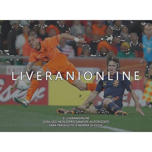 (100712) -- JOHANNESBURG, July 12, 2010 () -- Mark Van Bommel (L) of the Netherlands and Carles Puyol of Spain vie for the ball during the World Cup final at Soccer City stadium in Johannesburg, South Africa, July 11, 2010. (/Liao Yujie) ©Photoshot/Agenzia Aldo Liverani Sas - ITALY ONLY: OLANDA - SPAGNA FINALE FIFA WORLD CUP CAMPIONATI MONDIALI SUD AFRICA 2010