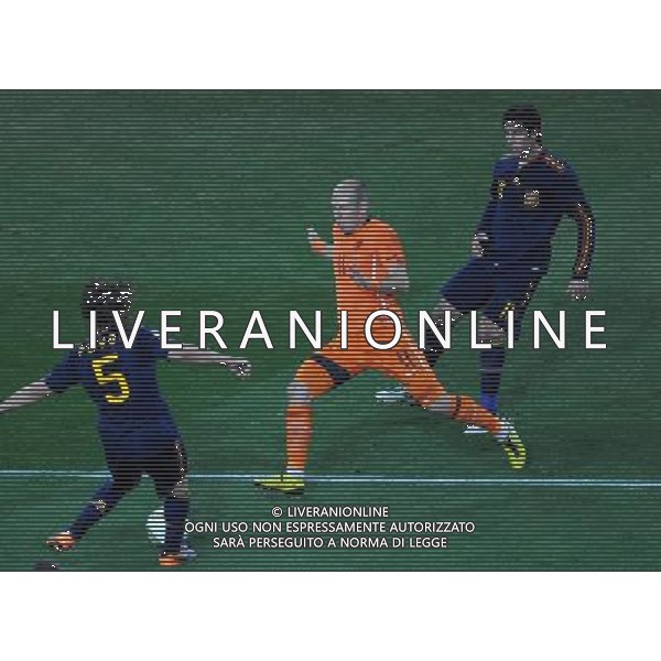 (100712) -- JOHANNESBURG, July 12, 2010 () -- Arjen Robben (C) of the Netherlands controls the ball during the World Cup final against Spain at Soccer City stadium in Johannesburg, South Africa, July 11, 2010. (/Chen Haitong) ©Photoshot/Agenzia Aldo Liverani Sas - ITALY ONLY: OLANDA - SPAGNA FINALE FIFA WORLD CUP CAMPIONATI MONDIALI SUD AFRICA 2010