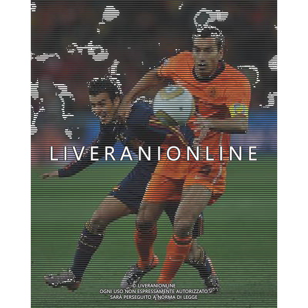 (100712) -- JOHANNESBURG, July 12, 2010 () -- Sergio Busquets (L) of Spain vies with Giovanni Van Bronckhorst of the Netherlands during the 2010 FIFA football World Cup final match on July 11, 2010 at Soccer City stadium in Johannesburg, South Africa. (/Yang Lei)(ljq) ©Photoshot/Agenzia Aldo Liverani Sas - ITALY ONLY: OLANDA - SPAGNA FINALE FIFA WORLD CUP CAMPIONATI MONDIALI SUD AFRICA 2010