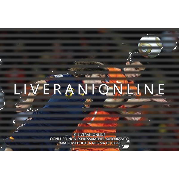 (100712) -- JOHANNESBURG, July 12, 2010 () -- Robin Van Persie (R) of the Netherlands and Carles Puyol of Spain vie for the ball during the World Cup final at Soccer City stadium in Johannesburg, South Africa, July 11, 2010. (/Liao Yujie) ©Photoshot/Agenzia Aldo Liverani Sas - ITALY ONLY: OLANDA - SPAGNA FINALE FIFA WORLD CUP CAMPIONATI MONDIALI SUD AFRICA 2010