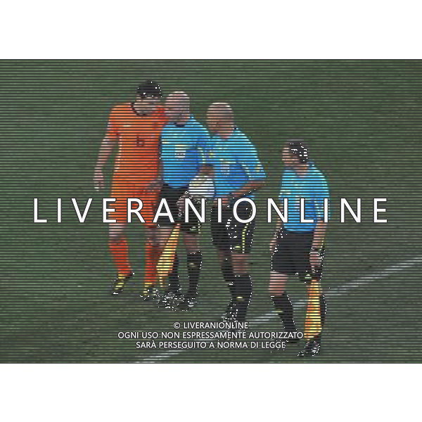 (100712) -- JOHANNESBURG, July 12, 2010 () -- Mark Van Bommel (L) of the Netherlands talks to referees during the World Cup final against Spain at Soccer City stadium in Johannesburg, South Africa, July 11, 2010. (/Xu Suhui) ©Photoshot/Agenzia Aldo Liverani Sas - ITALY ONLY: OLANDA - SPAGNA FINALE FIFA WORLD CUP CAMPIONATI MONDIALI SUD AFRICA 2010