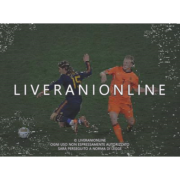 (100712) -- JOHANNESBURG, July 12, 2010 () -- Sergio Ramos (L) of Spain controls the ball during the World Cup final against the Netherlands at Soccer City stadium in Johannesburg, South Africa, July 11, 2010. (/Chen Haitong) ©Photoshot/Agenzia Aldo Liverani Sas - ITALY ONLY: OLANDA - SPAGNA FINALE FIFA WORLD CUP CAMPIONATI MONDIALI SUD AFRICA 2010