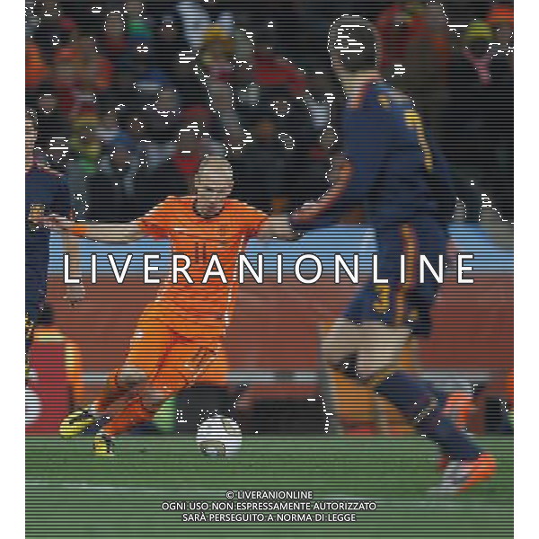 (100712) -- JOHANNESBURG, July 12, 2010 () -- Arjen Robben (L) of the Netherlands controls the ball during the World Cup final against Spain at Soccer City stadium in Johannesburg, South Africa, July 11, 2010. (/Liao Yujie) ©Photoshot/Agenzia Aldo Liverani Sas - ITALY ONLY: OLANDA - SPAGNA FINALE FIFA WORLD CUP CAMPIONATI MONDIALI SUD AFRICA 2010