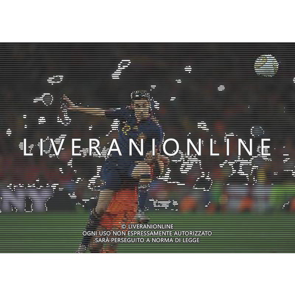 (100712) -- JOHANNESBURG, July 12, 2010 () -- Jesus Navas (Top) of Spain vies for the ball during the 2010 FIFA football World Cup final match against the Netherlands on July 11, 2010 at Soccer City stadium in Johannesburg, South Africa. (/Yang Lei)(ljq) ©Photoshot/Agenzia Aldo Liverani Sas - ITALY ONLY: OLANDA - SPAGNA FINALE FIFA WORLD CUP CAMPIONATI MONDIALI SUD AFRICA 2010