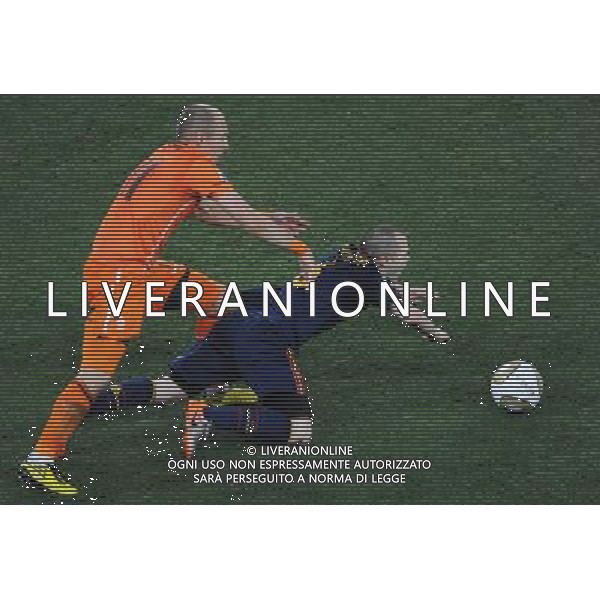 (100712) -- JOHANNESBURG, July 12, 2010 () -- Arjen Robben (L) of the Netherlands and Andres Iniesta of Spain vie for the ball during the World Cup final at Soccer City stadium in Johannesburg, South Africa, July 11, 2010. (/Li Ga) ©Photoshot/Agenzia Aldo Liverani Sas - ITALY ONLY: OLANDA - SPAGNA FINALE FIFA WORLD CUP CAMPIONATI MONDIALI SUD AFRICA 2010