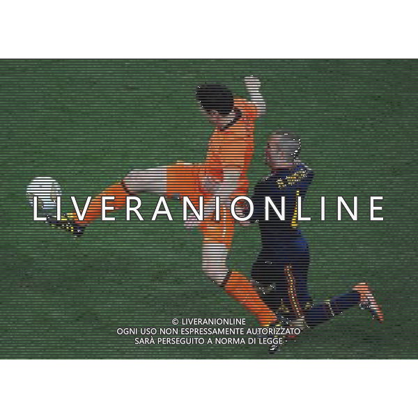 (100712) -- JOHANNESBURG, July 12, 2010 () -- Mark Van Bommel (L) of the Netherlands and Andres Iniesta of Spain vie for the ball during the World Cup final at Soccer City stadium in Johannesburg, South Africa, July 11, 2010. (/Li Ga) ©Photoshot/Agenzia Aldo Liverani Sas - ITALY ONLY: OLANDA - SPAGNA FINALE FIFA WORLD CUP CAMPIONATI MONDIALI SUD AFRICA 2010