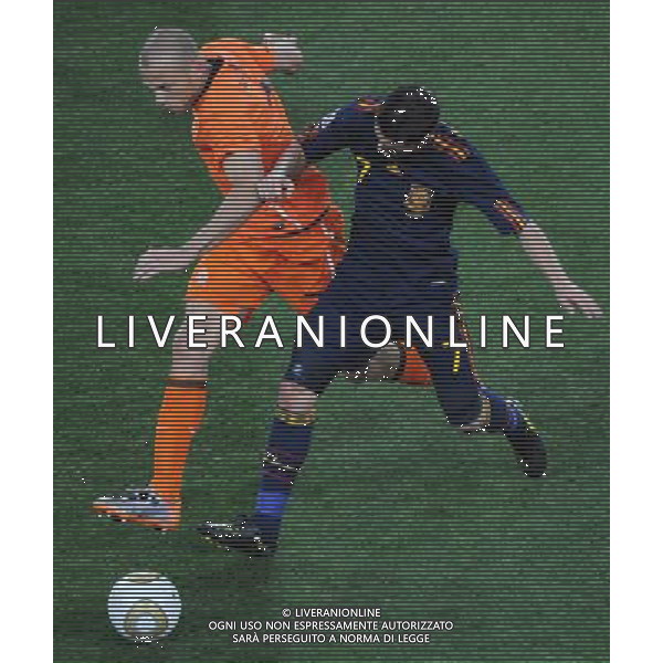 (100712) -- JOHANNESBURG, July 12, 2010 () -- John Heitinga (L) of the Netherlands and David Villa of Spain vie for the ball during the World Cup final at Soccer City stadium in Johannesburg, South Africa, July 11, 2010. (/Li Ga) ©Photoshot/Agenzia Aldo Liverani Sas - ITALY ONLY: OLANDA - SPAGNA FINALE FIFA WORLD CUP CAMPIONATI MONDIALI SUD AFRICA 2010
