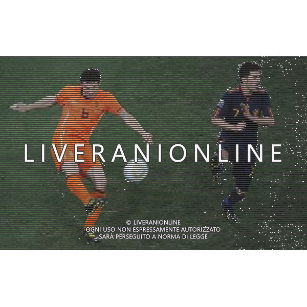 (100712) -- JOHANNESBURG, July 12, 2010 () -- Mark Van Bommel (L) of the Netherlands and David Villa of Spain vie for the ball during the World Cup final at Soccer City stadium in Johannesburg, South Africa, July 11, 2010. (/Li Ga) ©Photoshot/Agenzia Aldo Liverani Sas - ITALY ONLY: OLANDA - SPAGNA FINALE FIFA WORLD CUP CAMPIONATI MONDIALI SUD AFRICA 2010
