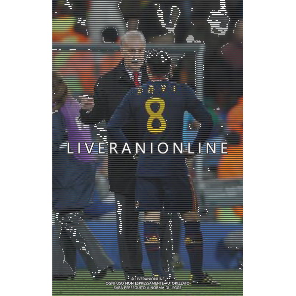 (100712) -- JOHANNESBURG, July 12, 2010 () -- Spain\'s coach Vicente del Bosque (L) talks to Xavi before the extra time of the World Cup final against the Netherlands at Soccer City stadium in Johannesburg, South Africa, July 11, 2010. (/Liao Yujie) ©Photoshot/Agenzia Aldo Liverani Sas - ITALY ONLY: OLANDA - SPAGNA FINALE FIFA WORLD CUP CAMPIONATI MONDIALI SUD AFRICA 2010