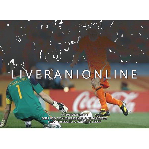 (100712) -- JOHANNESBURG, July 12, 2010 () -- Robin Van Persie (R) of the Netherlands challenges goalkeeper Iker Casillas of Spain during the World Cup final at Soccer City stadium in Johannesburg, South Africa, July 11, 2010. (/Liao Yujie) ©Photoshot/Agenzia Aldo Liverani Sas - ITALY ONLY: OLANDA - SPAGNA FINALE FIFA WORLD CUP CAMPIONATI MONDIALI SUD AFRICA 2010