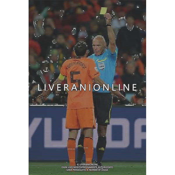 (100712) -- JOHANNESBURG, July 12, 2010 () -- Giovanni Van Bronckhorst (L) of the Netherlands gets a yellow card during the World Cup final against Spain at Soccer City stadium in Johannesburg, South Africa, July 11, 2010. (/Wang Yuguo) ©Photoshot/Agenzia Aldo Liverani Sas - ITALY ONLY: OLANDA - SPAGNA FINALE FIFA WORLD CUP CAMPIONATI MONDIALI SUD AFRICA 2010