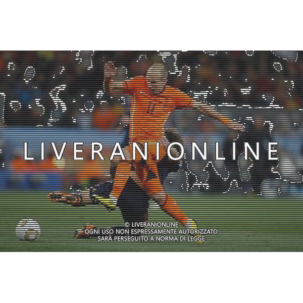 (100712) -- JOHANNESBURG, July 12, 2010 () -- Arjen Robben (Front) of the Netherlands and Carles Puyol of Spain vie for the ball during the World Cup final at Soccer City stadium in Johannesburg, South Africa, July 11, 2010. (/Liao Yujie) ©Photoshot/Agenzia Aldo Liverani Sas - ITALY ONLY: OLANDA - SPAGNA FINALE FIFA WORLD CUP CAMPIONATI MONDIALI SUD AFRICA 2010