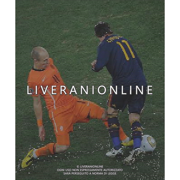 (100712) -- JOHANNESBURG, July 12, 2010 () -- Arjen Robben (L) of the Netherlands and Joan Capdevila of Spain vie for the ball during the World Cup final at Soccer City stadium in Johannesburg, South Africa, July 11, 2010. (/Liao Yujie) ©Photoshot/Agenzia Aldo Liverani Sas - ITALY ONLY: OLANDA - SPAGNA FINALE FIFA WORLD CUP CAMPIONATI MONDIALI SUD AFRICA 2010
