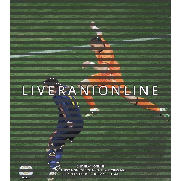 (100712) -- JOHANNESBURG, July 12, 2010 () -- Gregory Van Der Wiel (R) of the Netherlands and Joan Capdevila of Spain vie for the ball during the World Cup final at Soccer City stadium in Johannesburg, South Africa, July 11, 2010. (/Li Ga) ©Photoshot/Agenzia Aldo Liverani Sas - ITALY ONLY: OLANDA - SPAGNA FINALE FIFA WORLD CUP CAMPIONATI MONDIALI SUD AFRICA 2010