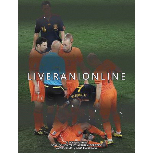 (100712) -- JOHANNESBURG, July 12, 2010 () -- Wesley Sneijder (bottom L) of the Netherlands communicates with Andres Iniesta of Spain during the World Cup final at Soccer City stadium in Johannesburg, South Africa, July 11, 2010. (/Li Ga) ©Photoshot/Agenzia Aldo Liverani Sas - ITALY ONLY: OLANDA - SPAGNA FINALE FIFA WORLD CUP CAMPIONATI MONDIALI SUD AFRICA 2010