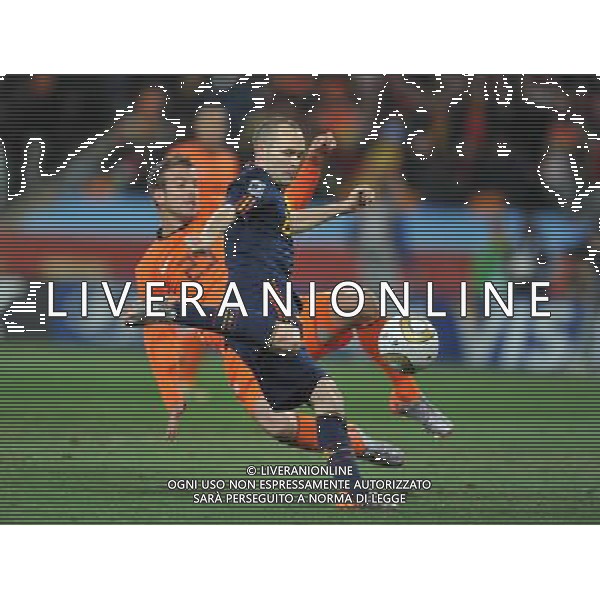 (100712) -- JOHANNESBURG, July 12, 2010 () -- Andres Iniesta (Front) of Spain shoots to score during the 2010 FIFA football World Cup final match against the Netherlands on July 11, 2010 at Soccer City stadium in Johannesburg, South Africa. Spain won the final 1-0. (/Yang Lei)(ljq) ©Photoshot/Agenzia Aldo Liverani Sas - ITALY ONLY: OLANDA - SPAGNA FINALE FIFA WORLD CUP CAMPIONATI MONDIALI SUD AFRICA 2010