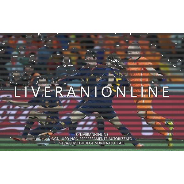 (100712) -- JOHANNESBURG, July 12, 2010 () -- Carles Puyol (R2) of Spain and Arjen Robben (R1) of the Netherlands vie for the ball during the World Cup final at Soccer City stadium in Johannesburg, South Africa, July 11, 2010. Spain won the final 1-0. (/Wang Yuguo) ©Photoshot/Agenzia Aldo Liverani Sas - ITALY ONLY: OLANDA - SPAGNA FINALE FIFA WORLD CUP CAMPIONATI MONDIALI SUD AFRICA 2010