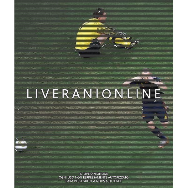 (100712) -- JOHANNESBURG, July 12, 2010 () -- Maarten Stekelenburg (top) of the Netherlands reacts as Andres Iniesta of Spain celebrates his goal during the World Cup final at Soccer City stadium in Johannesburg, South Africa, July 11, 2010. Spain won the final 1-0. (/Li Ga) ©Photoshot/Agenzia Aldo Liverani Sas - ITALY ONLY: OLANDA - SPAGNA FINALE FIFA WORLD CUP CAMPIONATI MONDIALI SUD AFRICA 2010