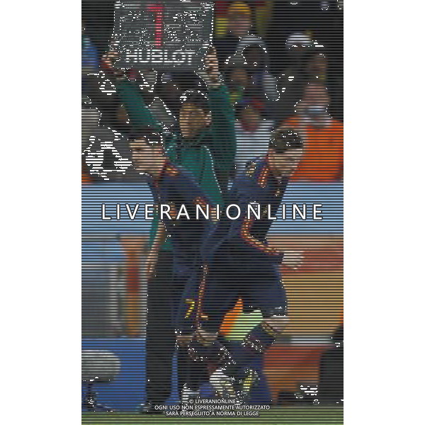 (100712) -- JOHANNESBURG, July 12, 2010 () -- Fernando Torres (R) runs onto the field as a substitute of David Villa during the World Cup final against the Netherlands at Soccer City stadium in Johannesburg, South Africa, July 11, 2010. (/Liao Yujie) ©Photoshot/Agenzia Aldo Liverani Sas - ITALY ONLY: OLANDA - SPAGNA FINALE FIFA WORLD CUP CAMPIONATI MONDIALI SUD AFRICA 2010