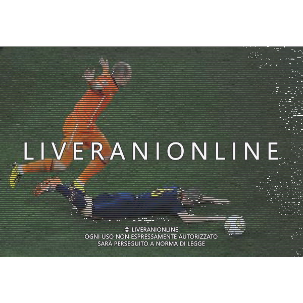 (100712) -- JOHANNESBURG, July 12, 2010 () -- Andres Iniesta of Spain falls down during the World Cup final against the Netherlands at Soccer City stadium in Johannesburg, South Africa, July 11, 2010. (/Chen Haitong) ©Photoshot/Agenzia Aldo Liverani Sas - ITALY ONLY: OLANDA - SPAGNA FINALE FIFA WORLD CUP CAMPIONATI MONDIALI SUD AFRICA 2010