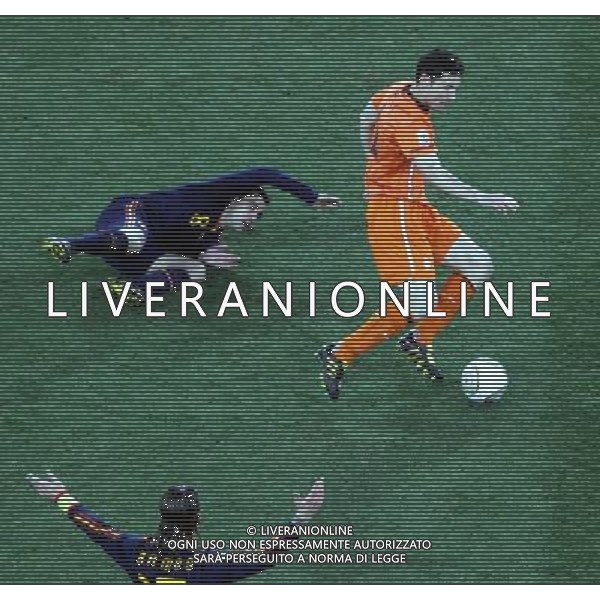 (100712) -- JOHANNESBURG, July 12, 2010 () -- Xavi (Top L) of Spain vies with Mark Van Bommel of the Netherlands during the 2010 FIFA football World Cup final soccer match on July 11, 2010 at Soccer City stadium in Johannesburg, South Africa. (/Xing Guangli)(ljq) ©Photoshot/Agenzia Aldo Liverani Sas - ITALY ONLY: OLANDA - SPAGNA FINALE FIFA WORLD CUP CAMPIONATI MONDIALI SUD AFRICA 2010