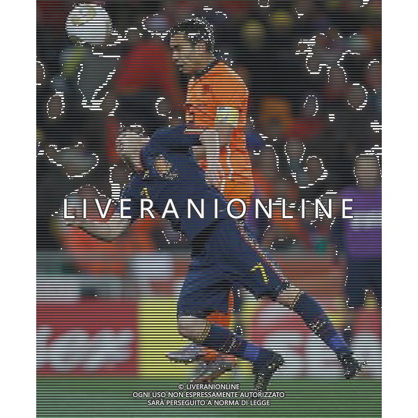 (100712) -- JOHANNESBURG, July 12, 2010 () -- Giovanni Van Bronckhorst (R) of the Netherlands and David Villa of Spain vie for the ball during the World Cup final at Soccer City stadium in Johannesburg, South Africa, July 11, 2010. (/Liao Yujie) ©Photoshot/Agenzia Aldo Liverani Sas - ITALY ONLY: OLANDA - SPAGNA FINALE FIFA WORLD CUP CAMPIONATI MONDIALI SUD AFRICA 2010
