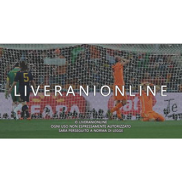 (100712) -- JOHANNESBURG, July 12, 2010 () -- Arjen Robben (R) of the Netherlands reacts after failing to score during the World Cup final against Spain at Soccer City stadium in Johannesburg, South Africa, July 11, 2010. (/Wang Yuguo) ©Photoshot/Agenzia Aldo Liverani Sas - ITALY ONLY: OLANDA - SPAGNA FINALE FIFA WORLD CUP CAMPIONATI MONDIALI SUD AFRICA 2010