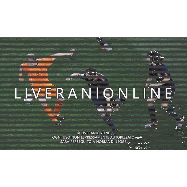 (100712) -- JOHANNESBURG, July 12, 2010 () -- Dirk Kuyt (L) of the Netherlands controls the ball during the World Cup final against Spain at Soccer City stadium in Johannesburg, South Africa, July 11, 2010. (/Chen Haitong) ©Photoshot/Agenzia Aldo Liverani Sas - ITALY ONLY: OLANDA - SPAGNA FINALE FIFA WORLD CUP CAMPIONATI MONDIALI SUD AFRICA 2010