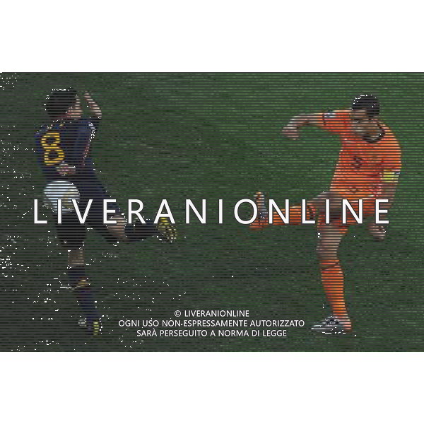 (100712) -- JOHANNESBURG, July 12, 2010 () -- Giovanni Van Bronckhorst (R) of the Netherlands and Xavi of Spain vie for the ball during the World Cup final at Soccer City stadium in Johannesburg, South Africa, July 11, 2010. (/Li Ga) ©Photoshot/Agenzia Aldo Liverani Sas - ITALY ONLY: OLANDA - SPAGNA FINALE FIFA WORLD CUP CAMPIONATI MONDIALI SUD AFRICA 2010