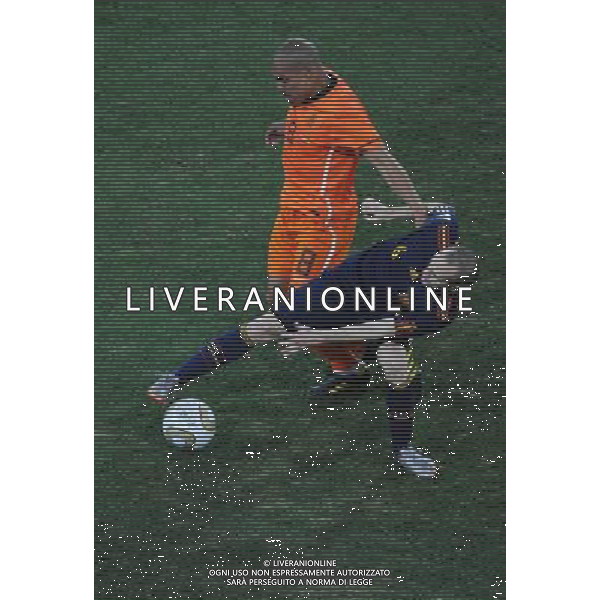 (100712) -- JOHANNESBURG, July 12, 2010 () -- Andres Iniesta (bottom) of Spain and Nigel De Jong of the Netherlands vie for the ball during the World Cup final at Soccer City stadium in Johannesburg, South Africa, July 11, 2010. (/Chen Haitong) ©Photoshot/Agenzia Aldo Liverani Sas - ITALY ONLY: OLANDA - SPAGNA FINALE FIFA WORLD CUP CAMPIONATI MONDIALI SUD AFRICA 2010